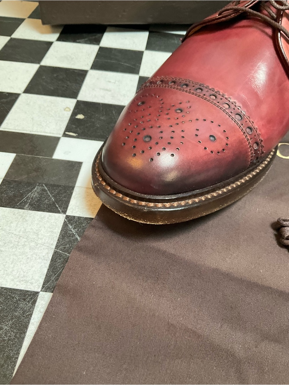 Gucci Men’s Bordeaux Leather Wingtip Oxfords - Picture 2 of 12